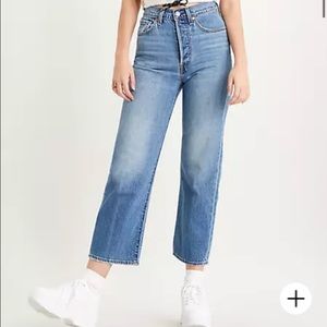 LEVI rib cage straight size 29 NEVER WORN